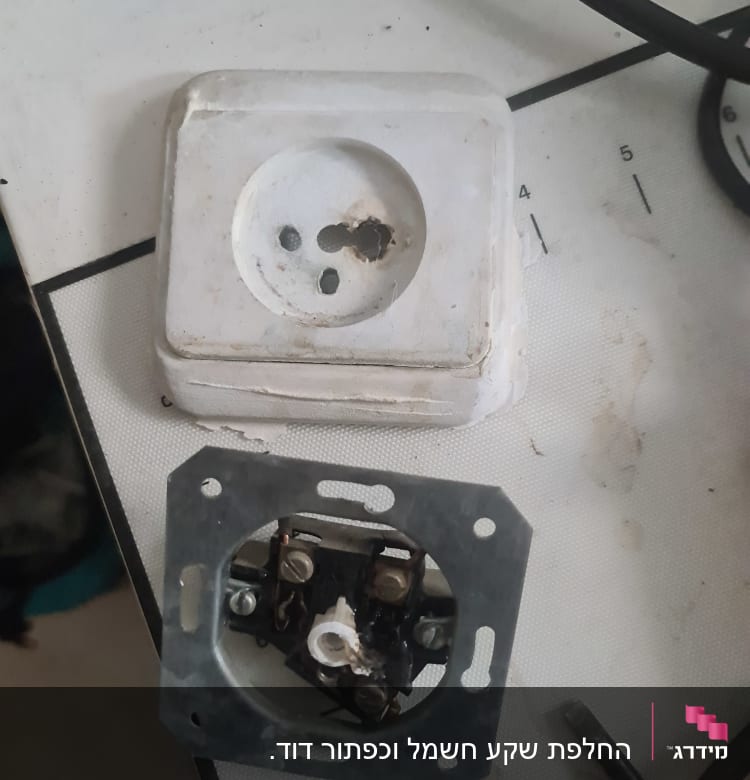 שקע חשמלי מפורק עם חוטים וכלי עבודה